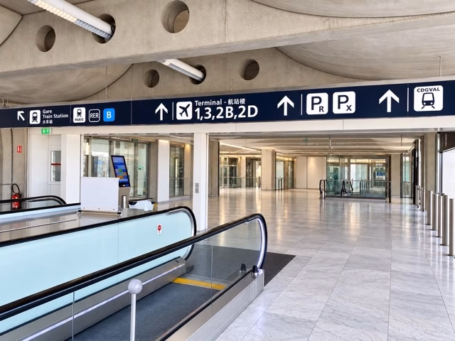 Salle d'échange Terminal 2 vers la gare