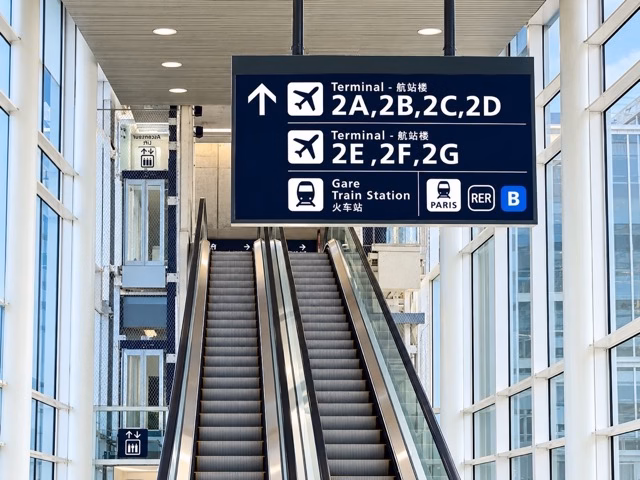 Escalator du quai CDGVAL au Terminal 2