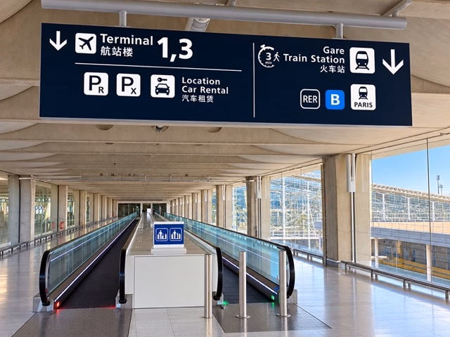 Galerie piétonne du Terminal 2 vers la gare