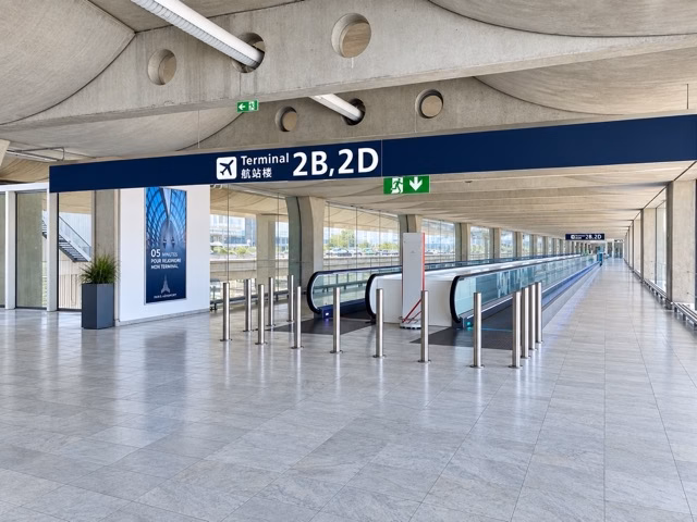 Galerie piétonne du Terminal 2 vers les halls 2B-2D